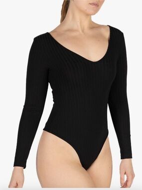 🌟 Long-Sleeve Black Ribbed V-Neck Bodysuit
